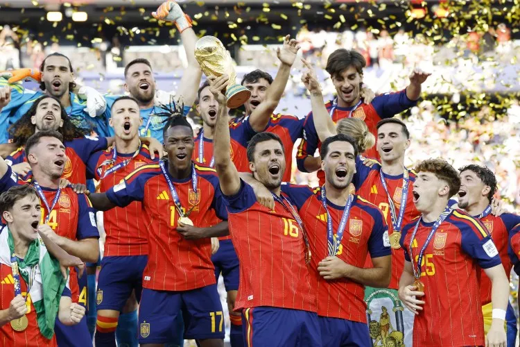 ‘We don’t care’ - Dani Olmo responds after Argentina turn backs on Spain during World Cup trophy lift