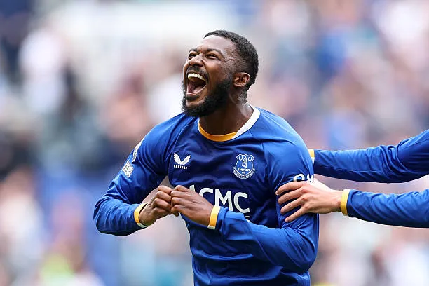 Ainsley Maitland-Niles Rescues Everton With Last-Gasp Stunner Against Man United