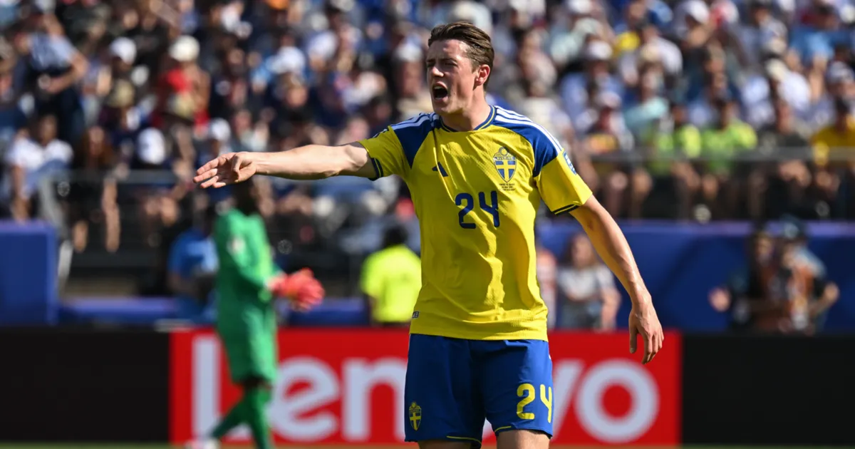 Sweden international Stroud completes Hull transfer
