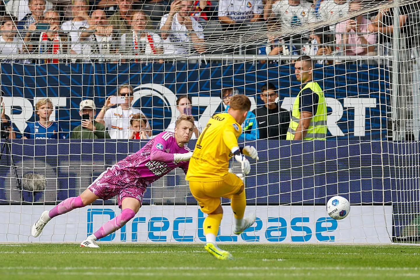 Goalkeeper, Son of Barcelona Legend, Scores Twice for Crucial Result in Eredivisie - Image 1