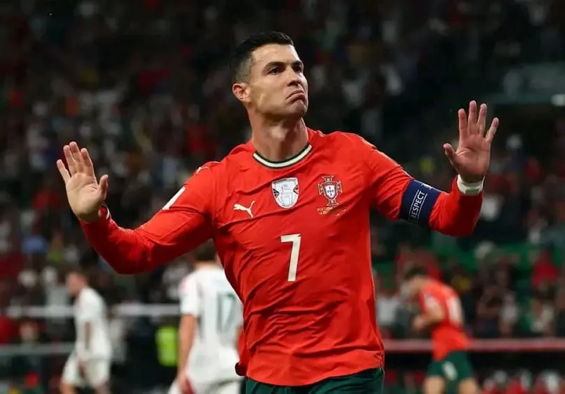 Ronaldo vs Pelé: Why Football Fans Can't Agree on the True Goal King - Image 1