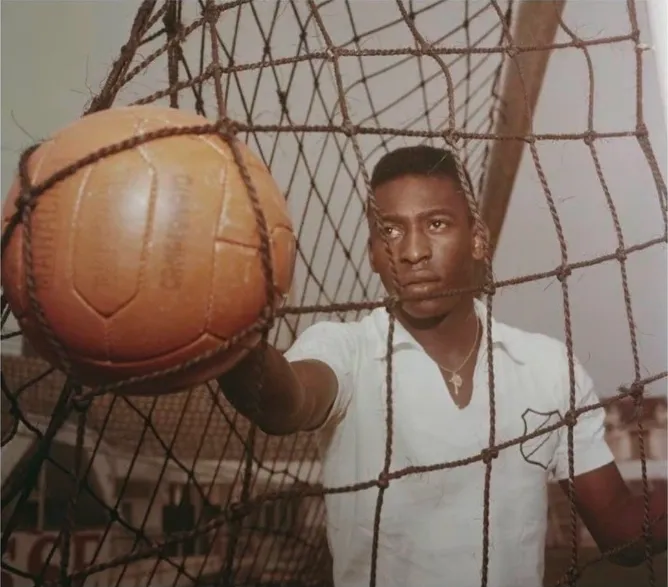 Ronaldo vs Pelé: Why Football Fans Can't Agree on the True Goal King - Image 2